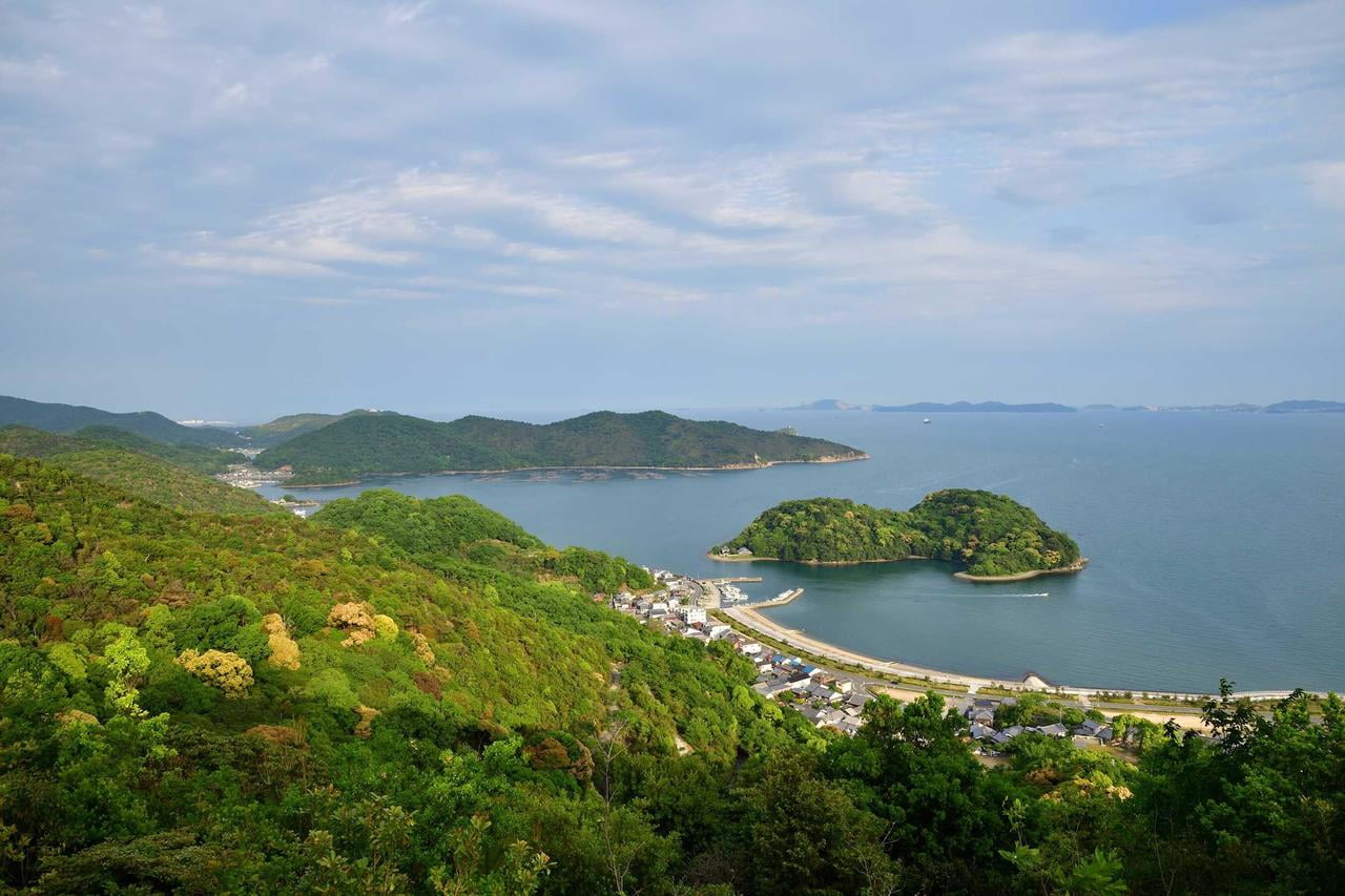 生島が見える坂越湾の一望写真