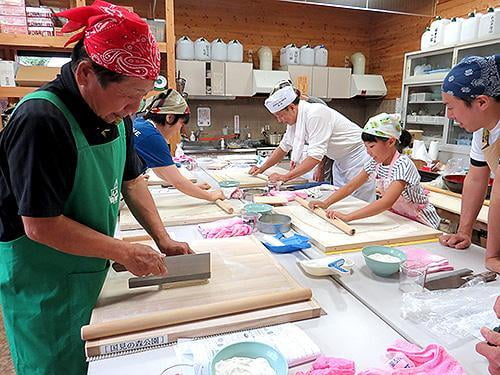 県立国見の森公園プログラム 森のそばづくりシリーズ(脱穀からそばづくりしよう)