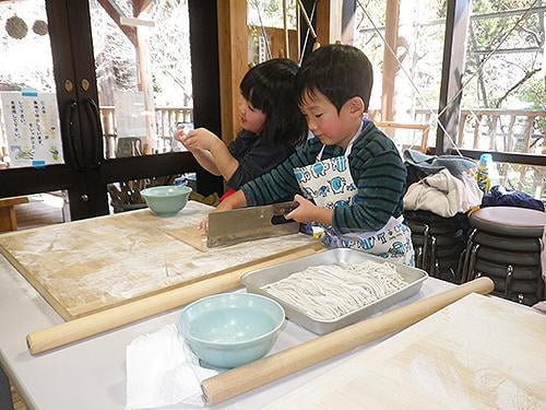 県立国見の森公園活動プログラム 森のそば打ち体験