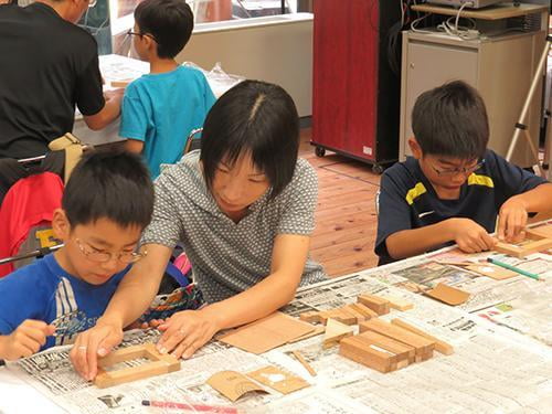 県立国見の森公園プログラム　夏休み工作　ログハウス貯金箱づくり