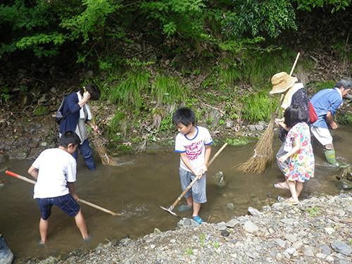 県立国見の森公園プログラム 小川の清掃活動ボランティア