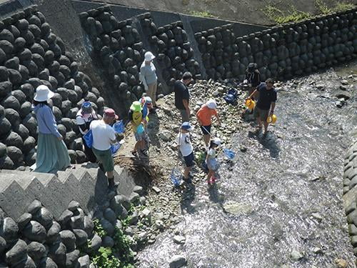 県立国見の森公園プログラム　小川の生き物を探そう(夏休み企画)