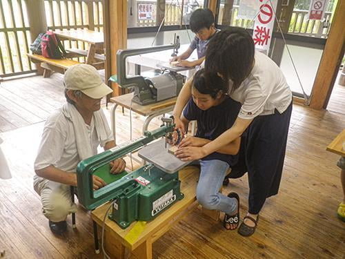 県立国見の森公園プログラム　糸ノコで動くバッタづくり