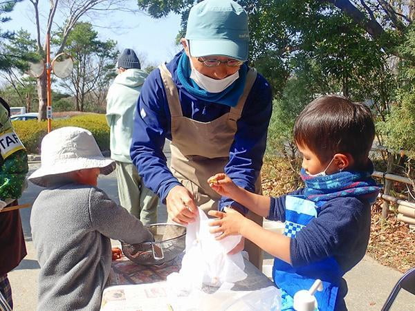 秋の恵みで草木染め