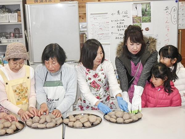 県立国見の森公園プログラム 森のコンニャクづくり