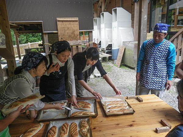 県立国見の森公園プログラム　国見の石窯を使った　天然酵母フランスパンづくり