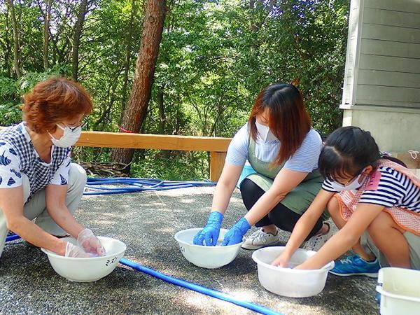 春の恵みで草木染め