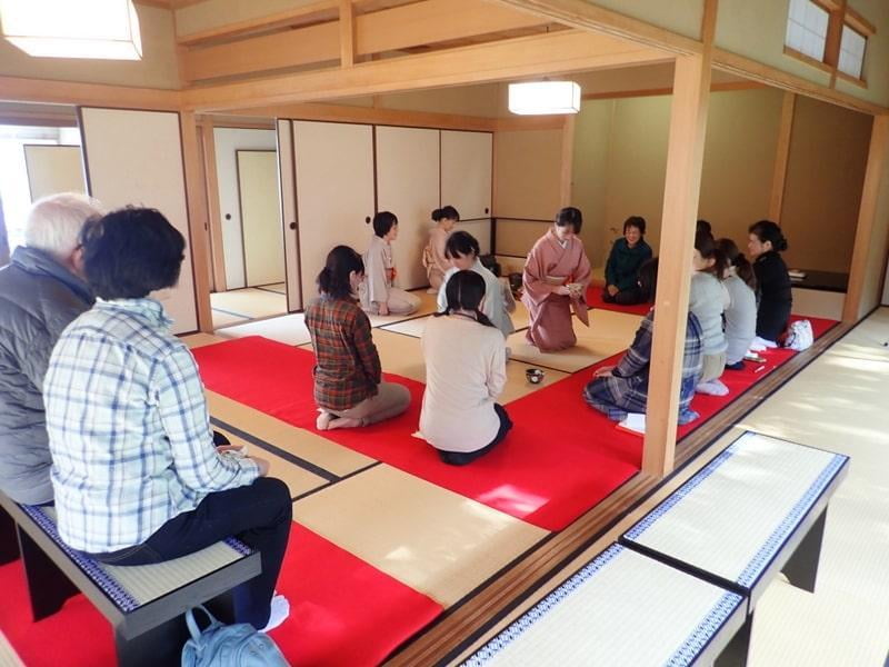 秋の茶会 もみじを愛でながら…