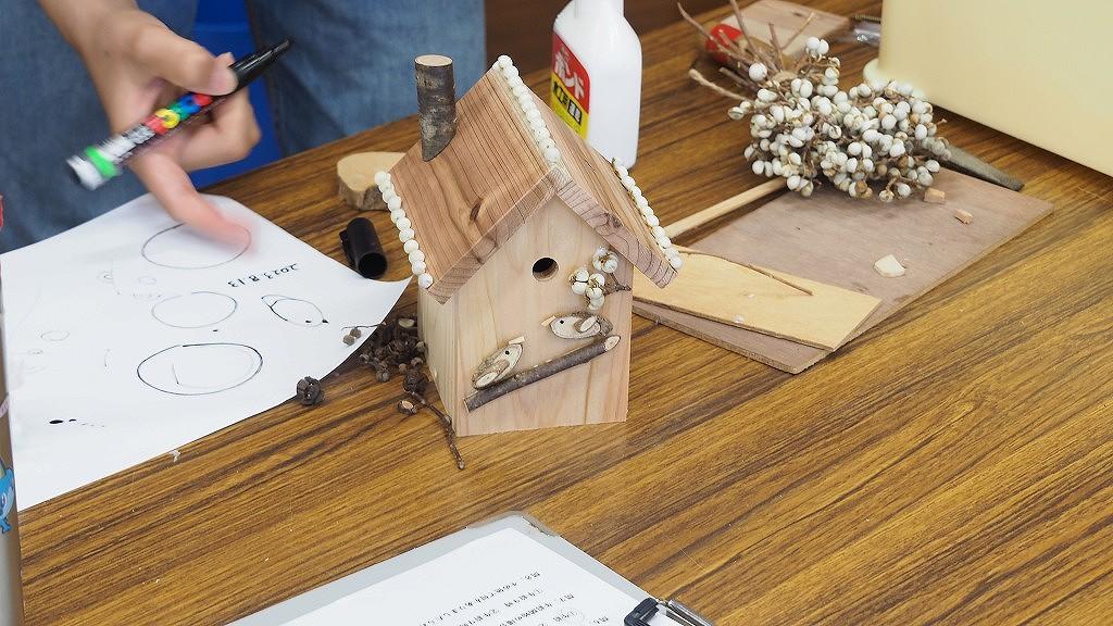【夏休みの宿題お助け講座】
木の巣箱型の貯金箱づくり