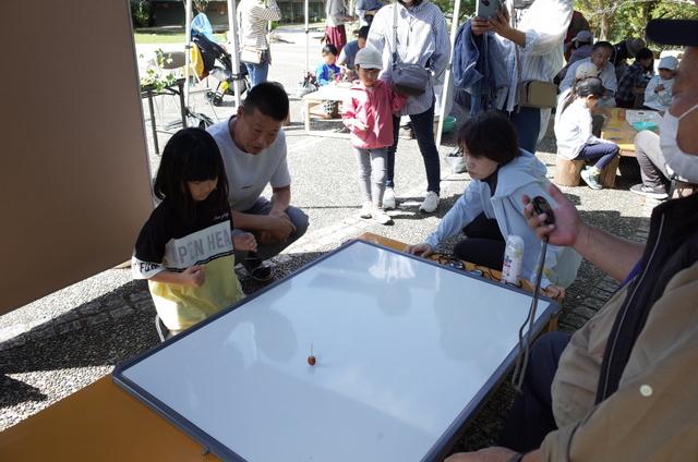 どんぐりごま大会とどんぐり集めて森づくり