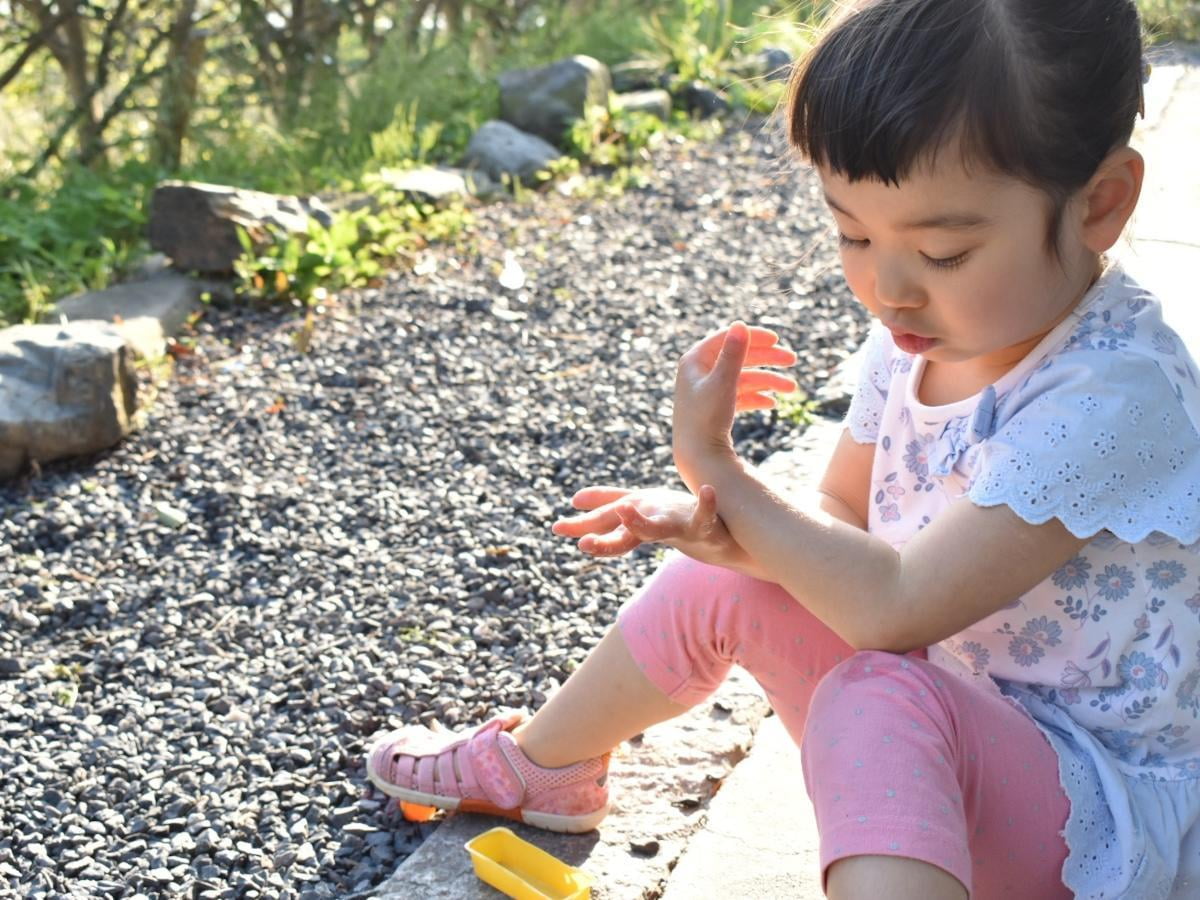 子どもにオススメ【虫除け効果のある日焼け止め10選】敏感肌や赤ちゃんにも使える安心成分の商品まとめ