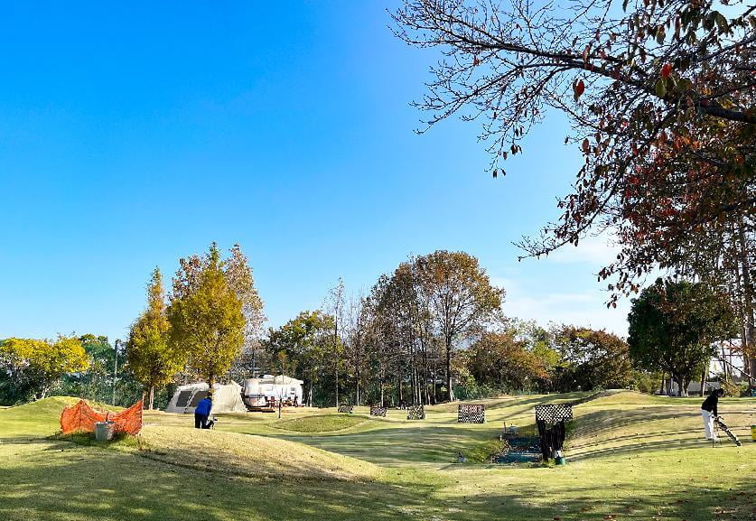 【加古川】天然芝の緑や四季折々の自然に 元気がもらえるゴルフセンター｜尾上ゴルフセンター