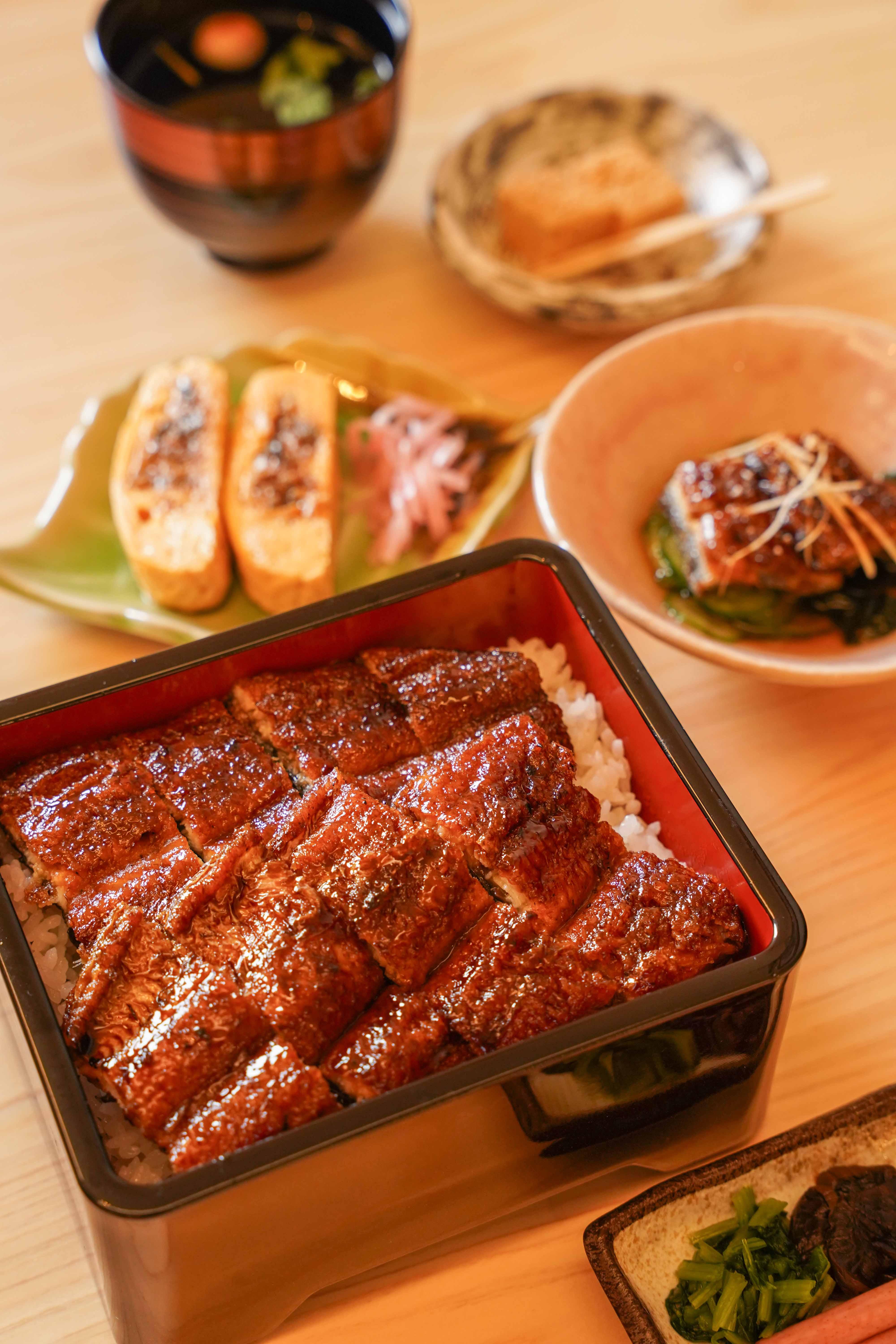 【姫路】「活鰻」の炭火焼うなぎ専門店 パリッ サクッ フワッ 感動の味わい｜萬鰻亭 姫路花田店