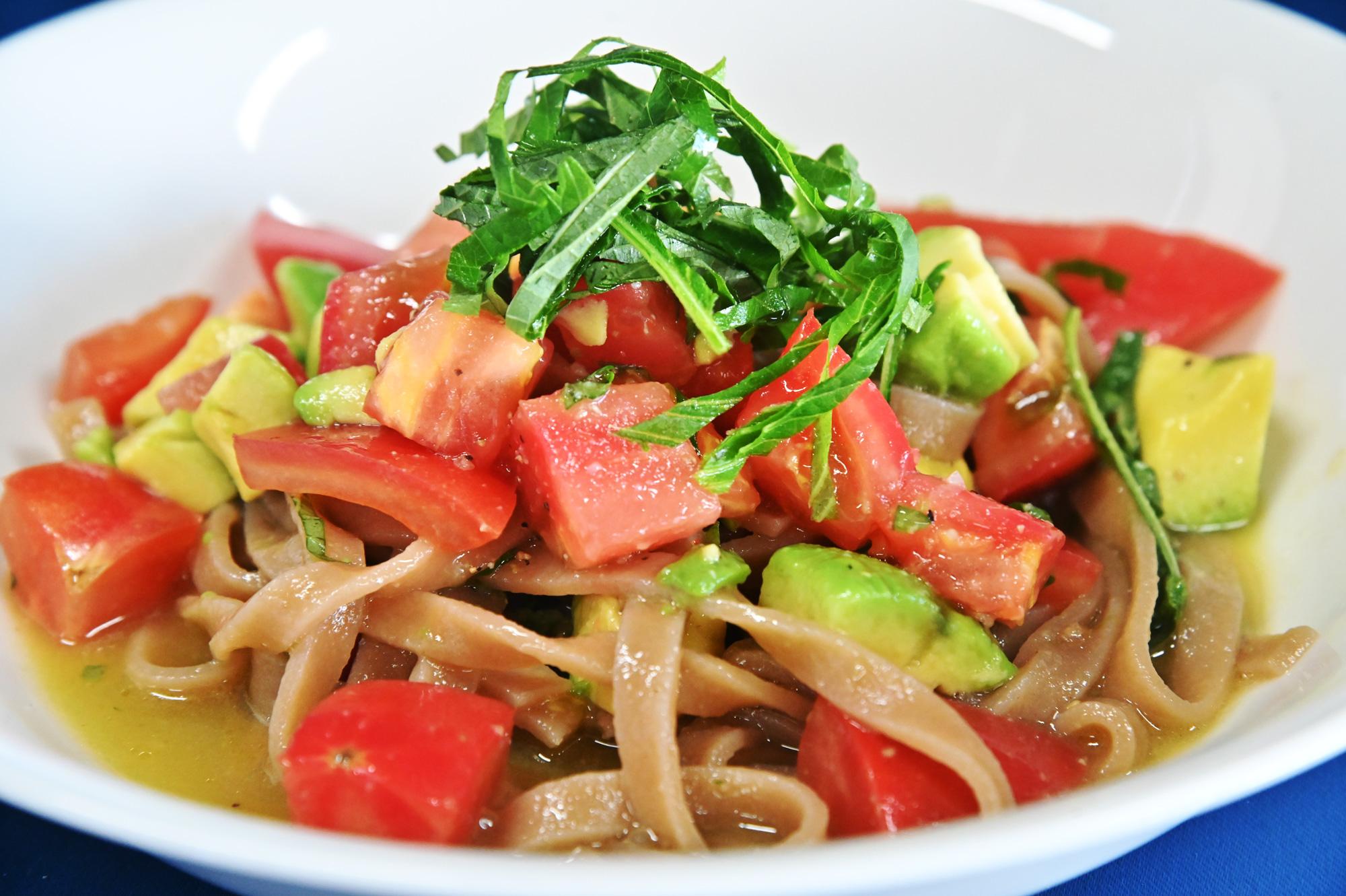 【三木】食べ応えバツグン! 米粉麺を使って トマトとアボカドの冷製パスタレシピ|ふるさと納税返礼品