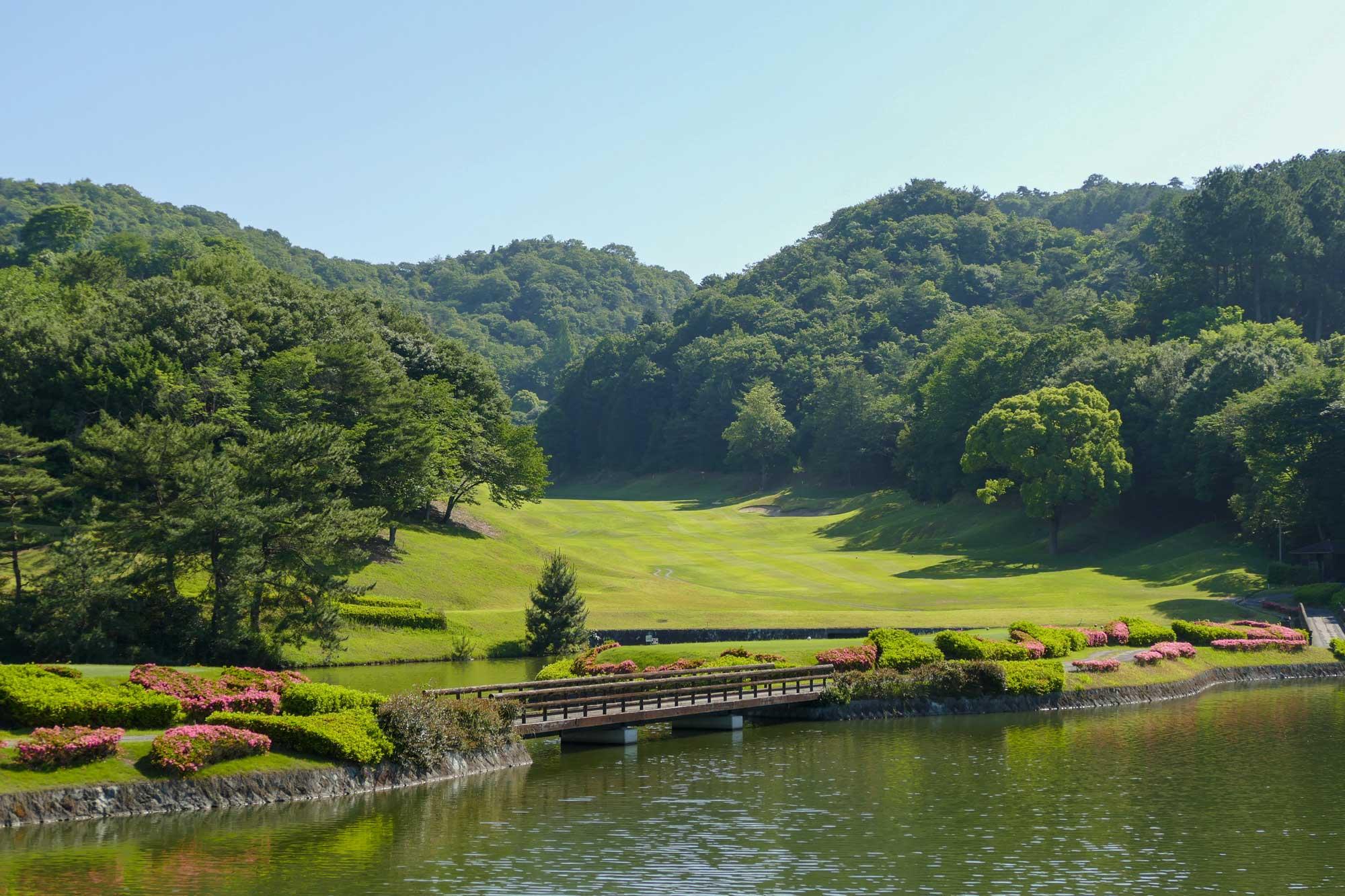 【加古川】季節の移ろいも楽しめる 山の地形を活かした戦略的ゴルフ|城山ゴルフ倶楽部
