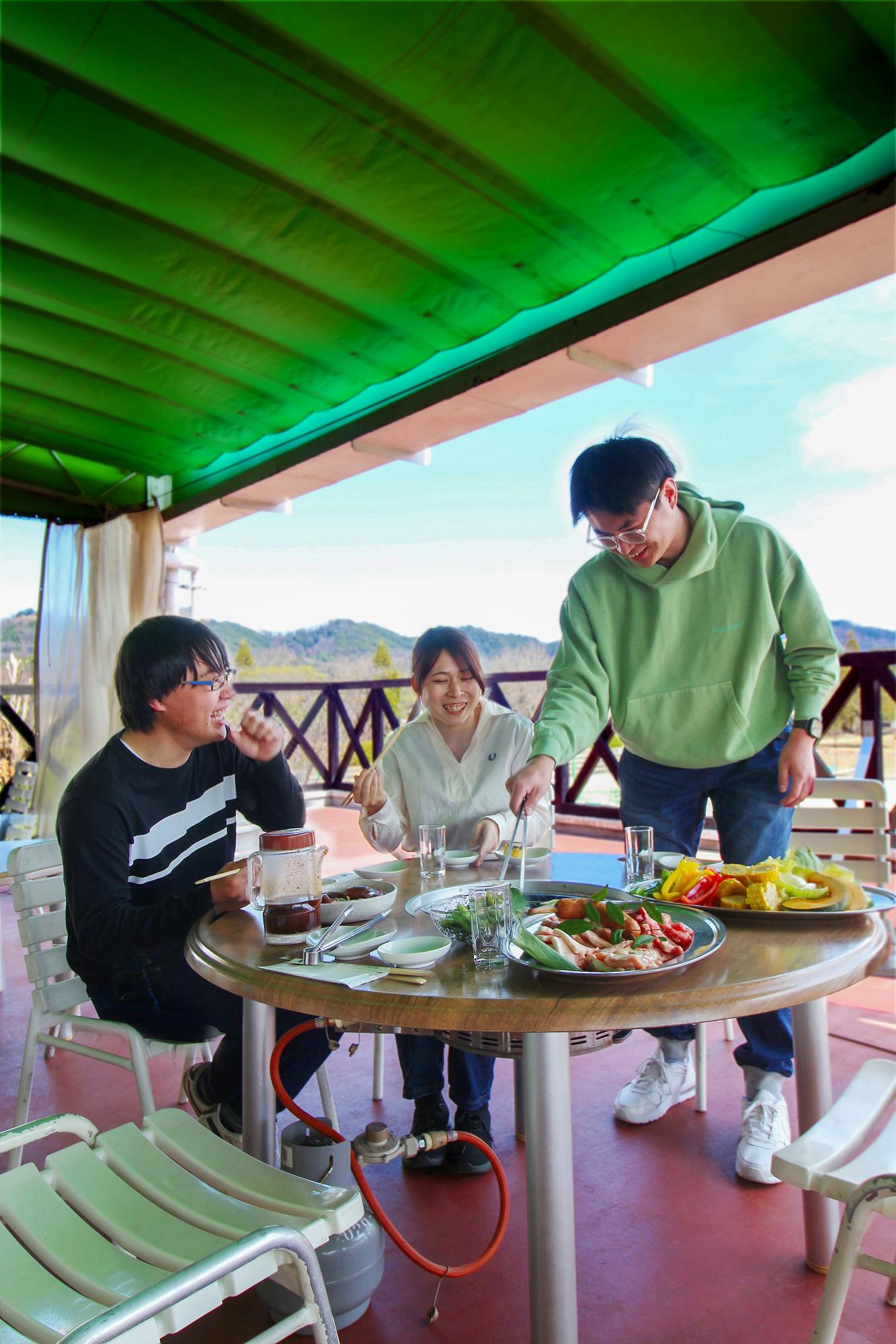 【加西】屋外テラスで快適BBQ｜青野運動公苑 アオノスポーツホテル