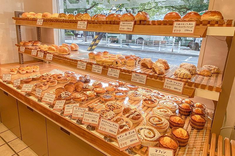 ケルン御影本店の店内たくさんの種類のパンが並んでいる写真