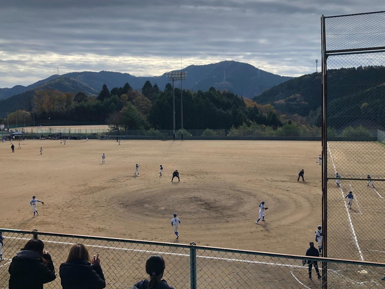 まるはりカップ少年野球の試合の様子