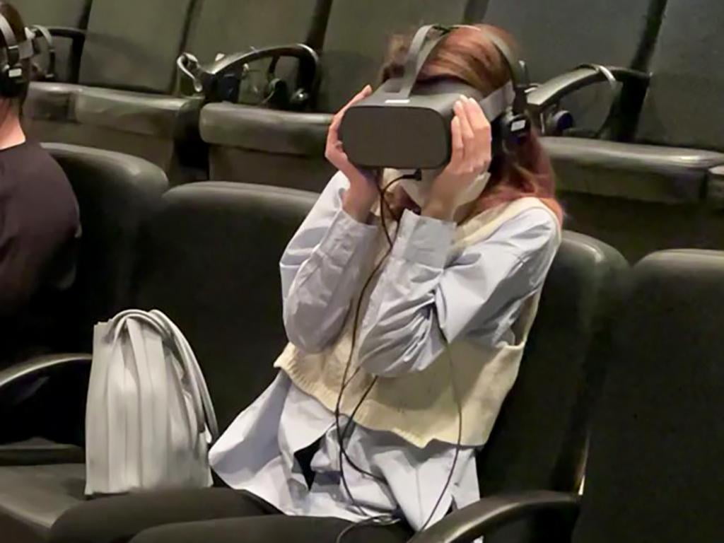 VRホラーアトラクションを怖がっている女性の写真