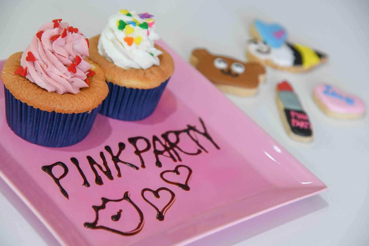 PINK PARTY SWEETSの人気商品カップケーキとアイシングクッキー.jpg