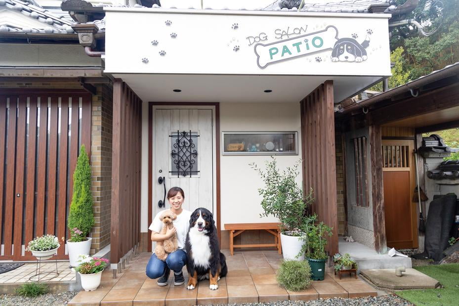 22aki_DogSalonPatio_4.jpg