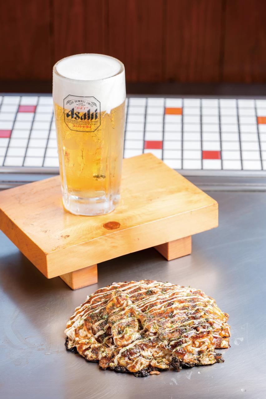 ビールとお好み焼きの写真