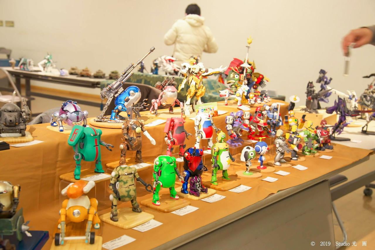 イーグレ姫路地下1階展示場に展示される様々なキャラクターのプラモデルの写真