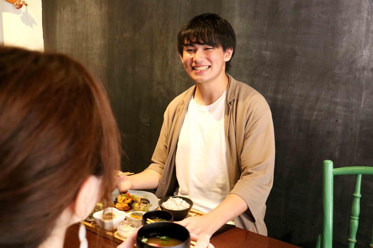 のんきのランチを食べながら笑う坂越くん