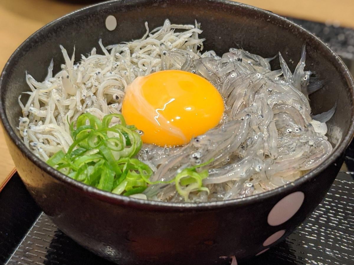 生しらす丼の写真