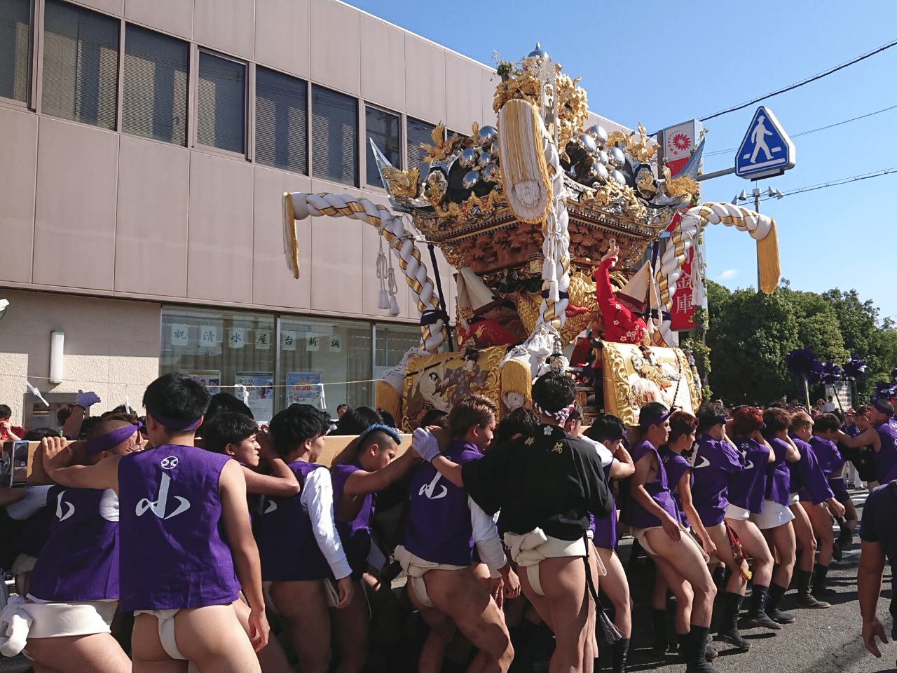 屋台を担いでいる男性たち