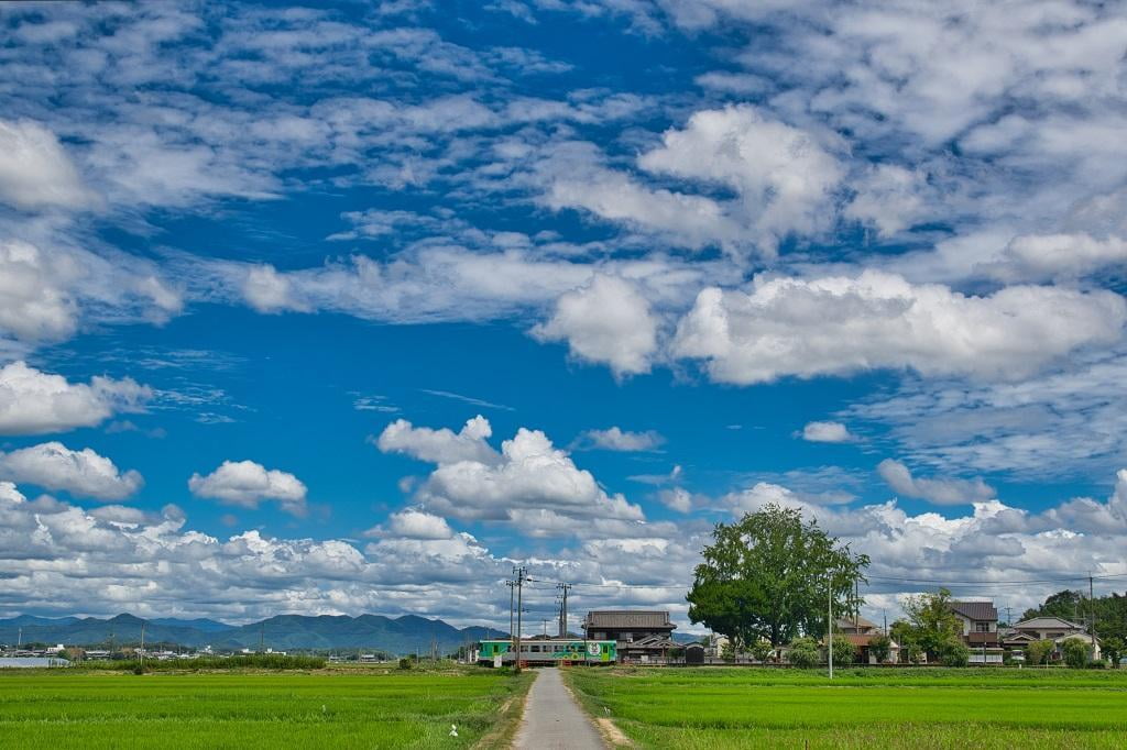 鉄道電車が走る、穏やかな加西市の風景