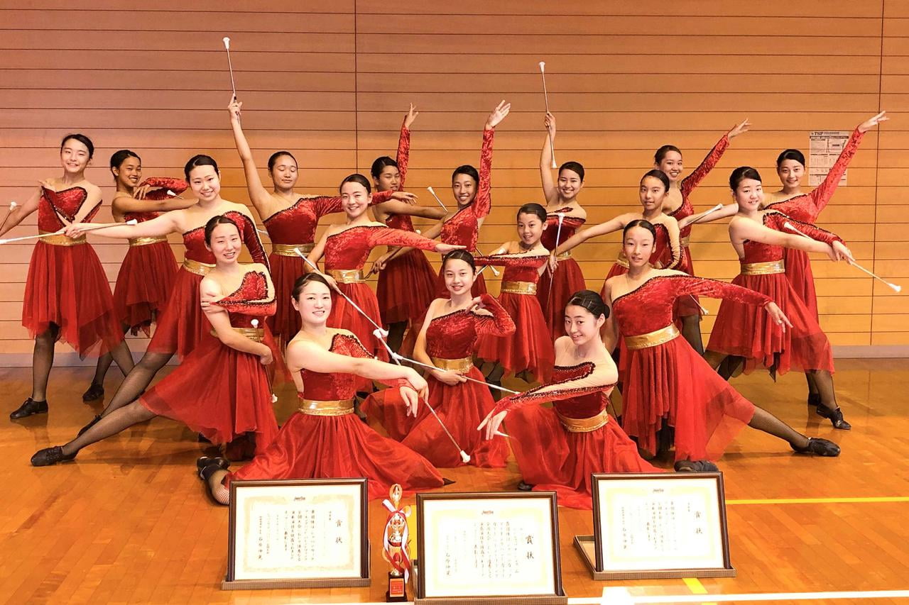 リトルフェローズバトンチーム赤衣装の少女たち.jpg