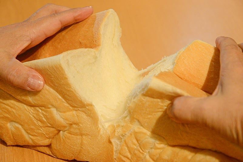 食パンを手でわっている写真