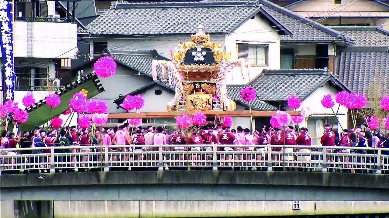 野田川にかかる向島橋で台場練りを決める玉地の屋台