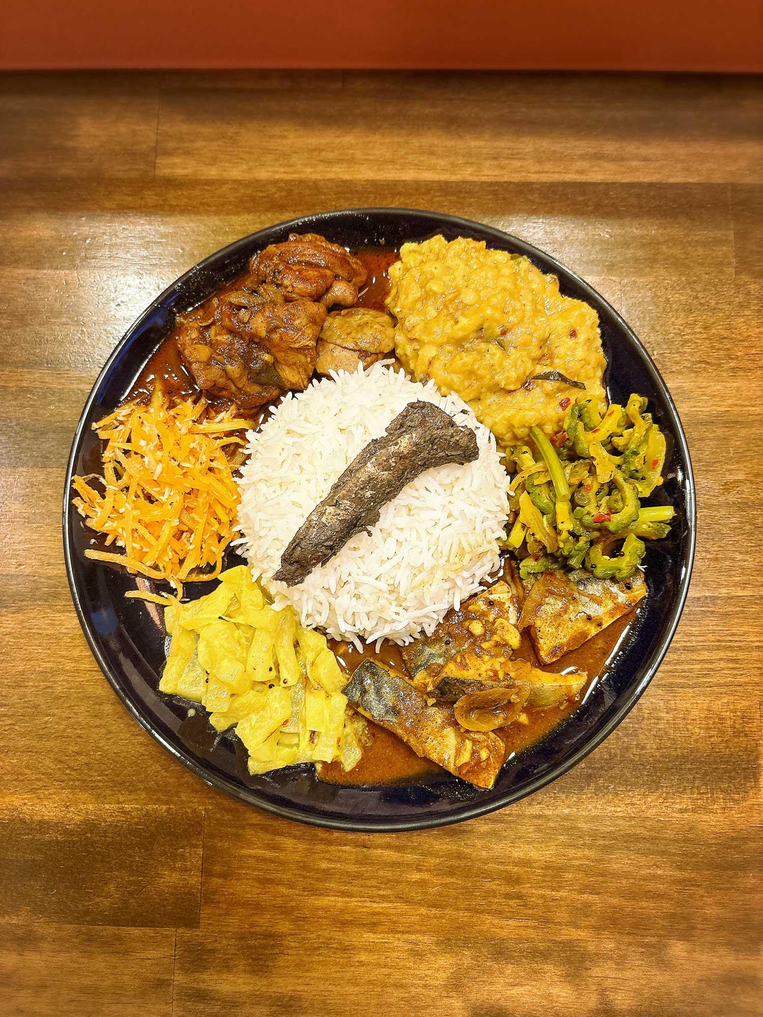 加工済_2508_旨辛カレー道_アパチのセイロンカレー_写真01.jpg