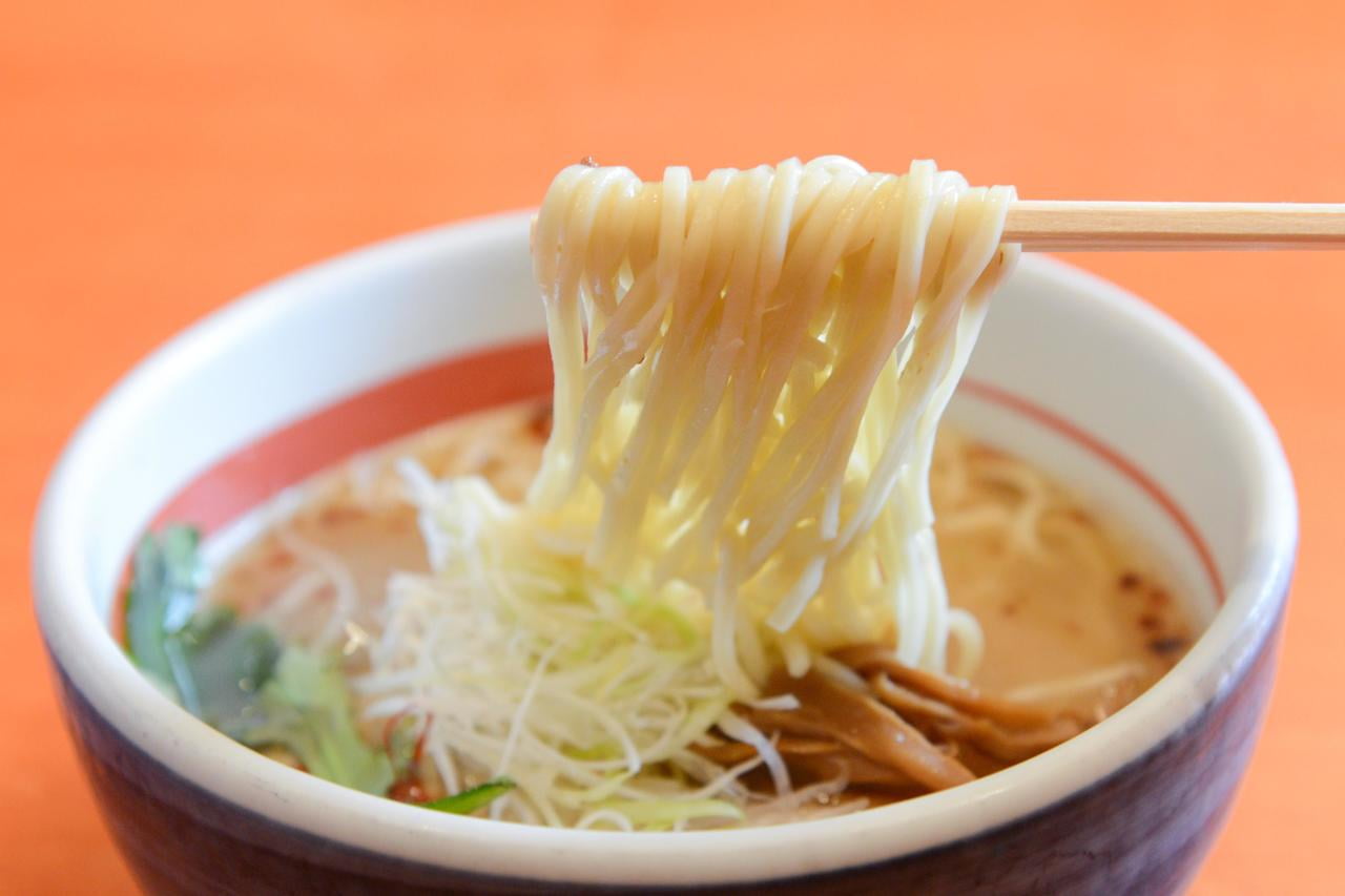 塩元帥の天然塩ラーメンの麺を箸で持ち上げている写真.jpg