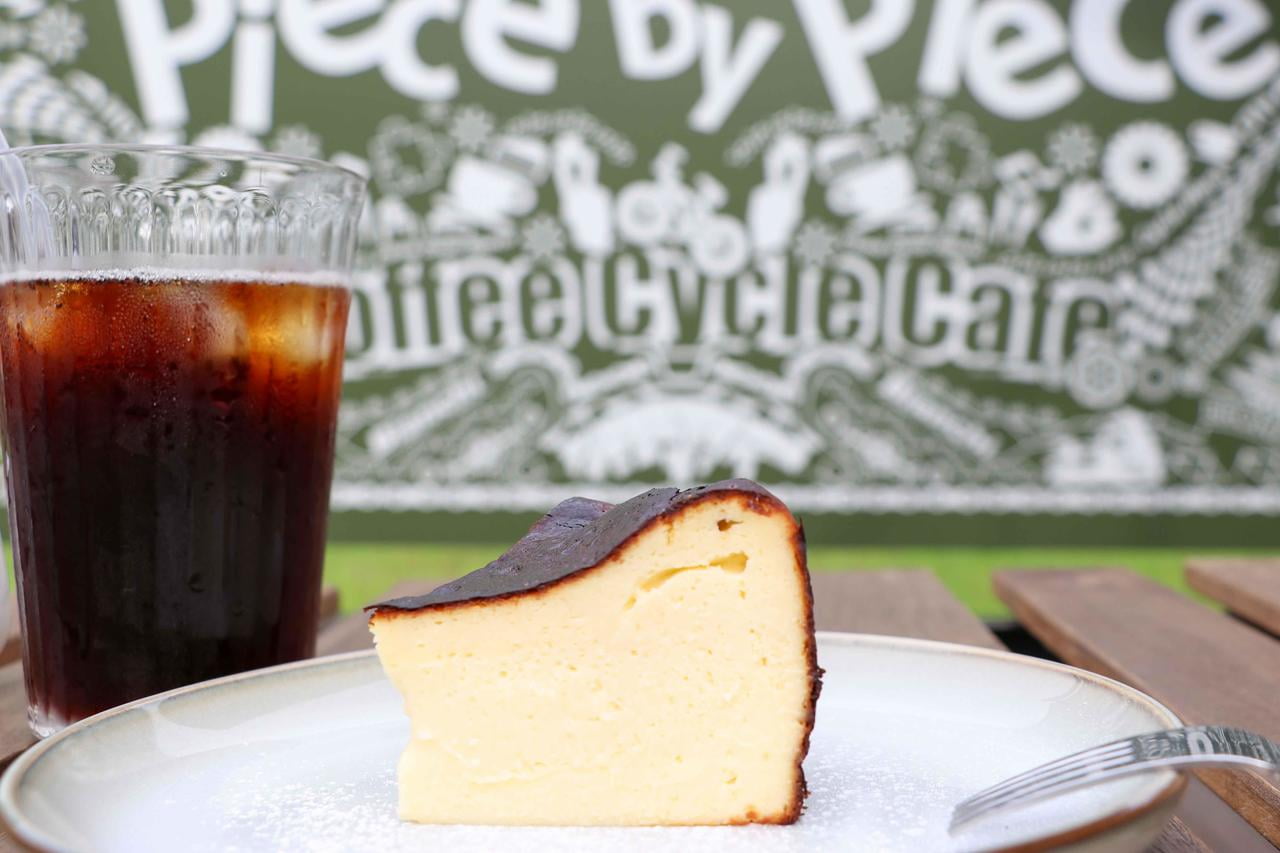Piece by Piece coffeeのバスクチーズケーキの写真