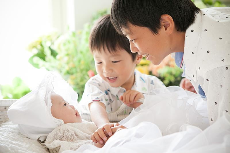 ismのお宮参り写真赤ちゃんと兄弟の写真.jpg
