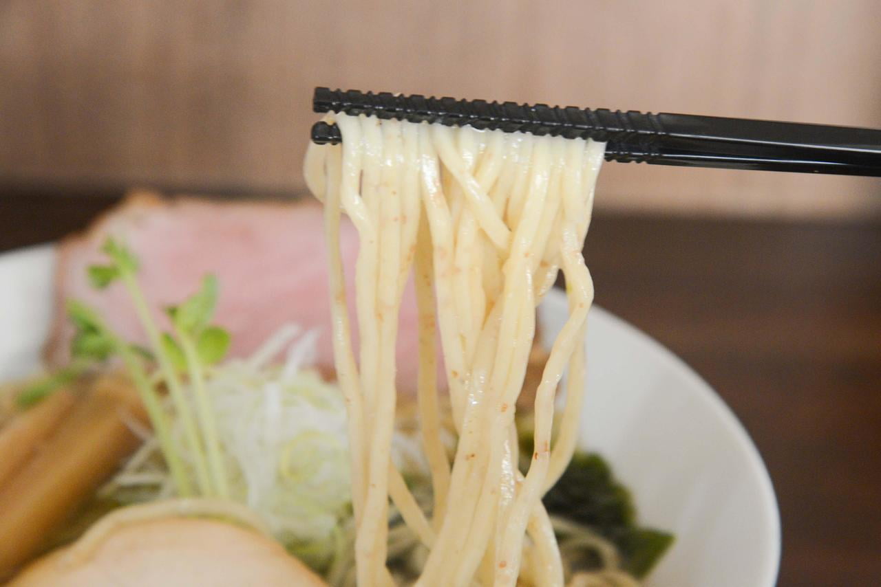 麺屋甚八のラーメンの麺を箸で持ち上げている写真.jpg