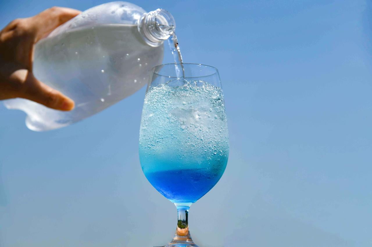 ハワイアンブルーが入ったグラスに炭酸水を注ぐ写真