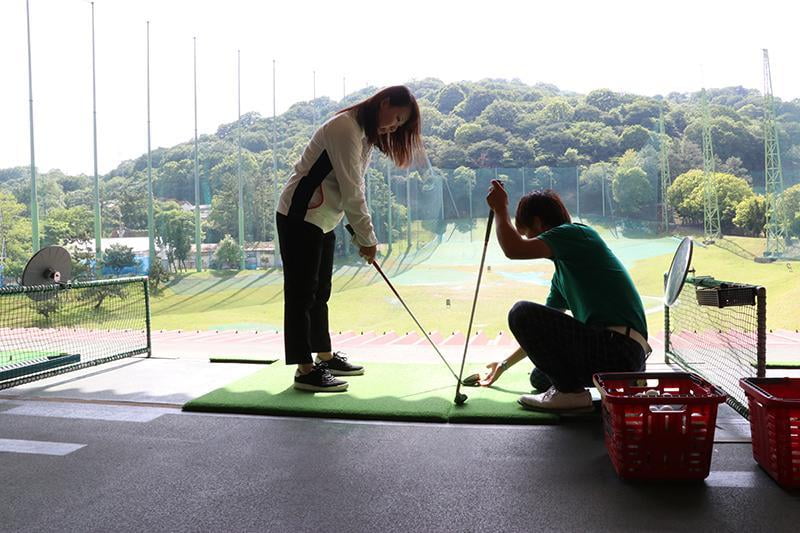 青山ゴルフアカデミーのレッスン様子.jpg