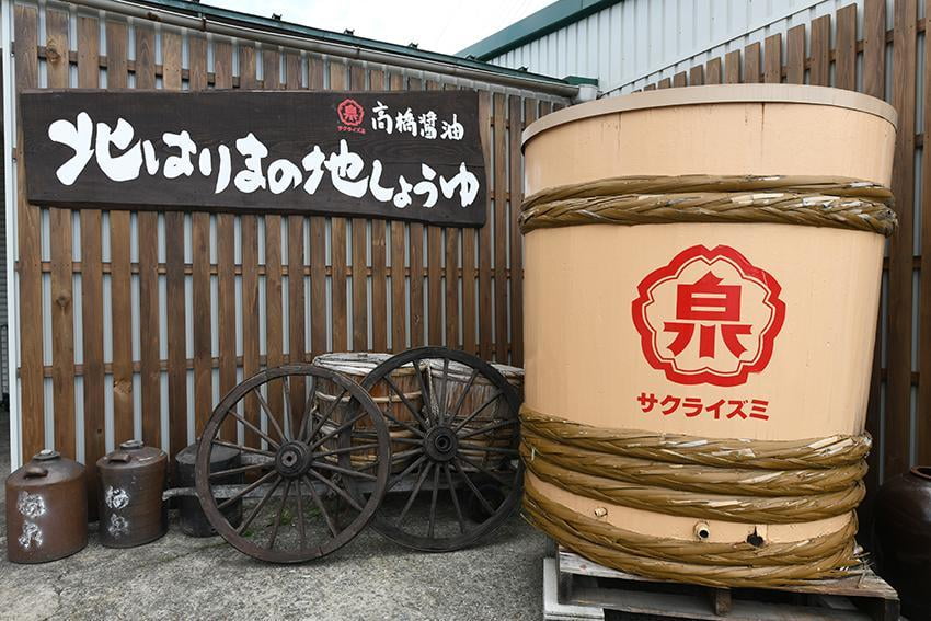 高橋醤油にある大きな醤油樽
