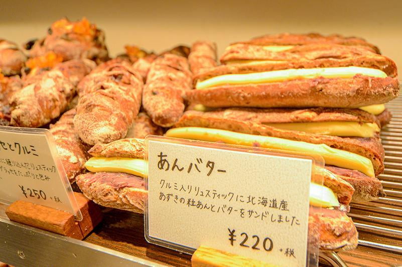 神戸のパン屋さんRIKIのあんバターパンディスプレイ写真.jpg