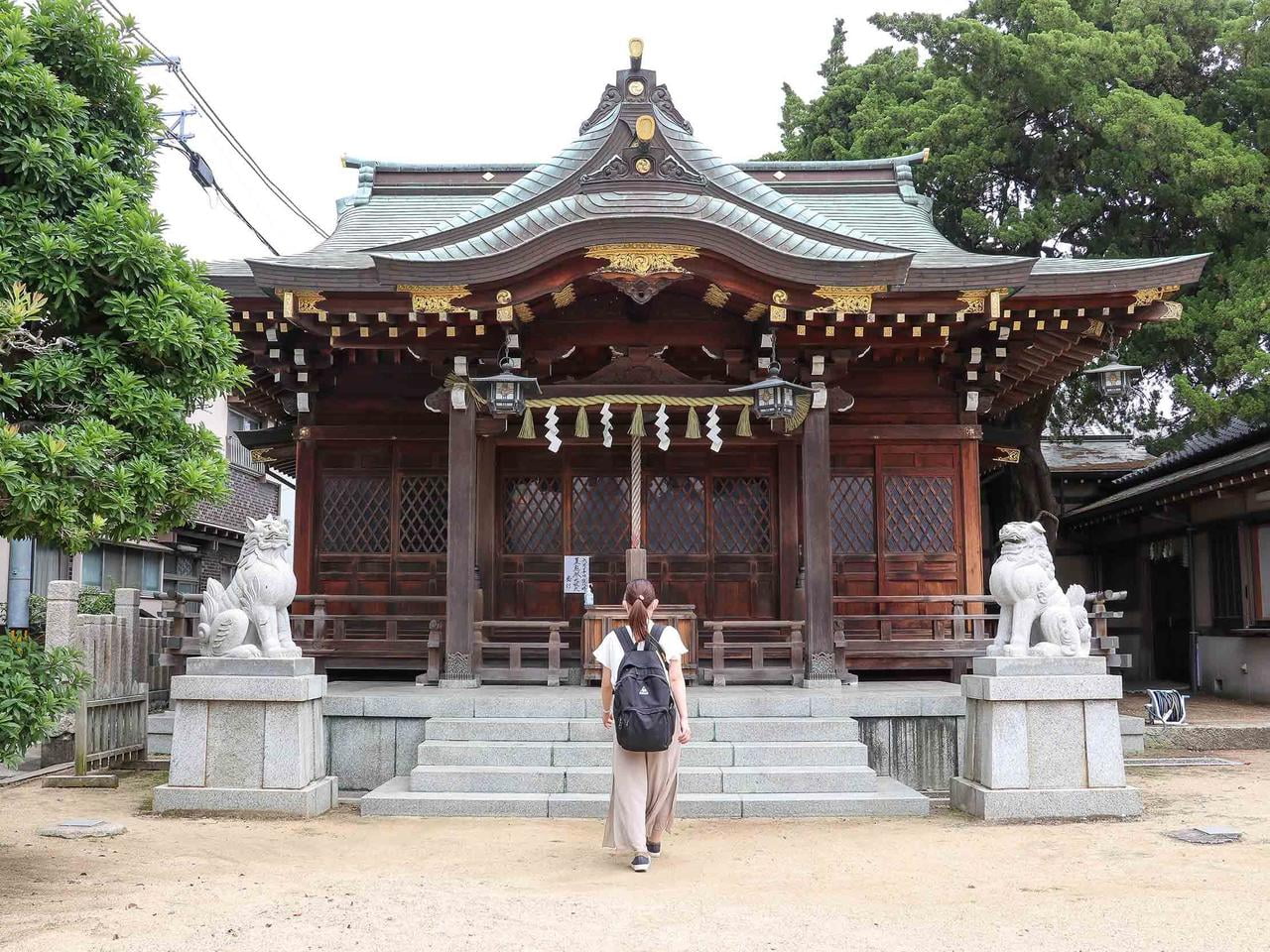 宮浦神社をお参りしている写真