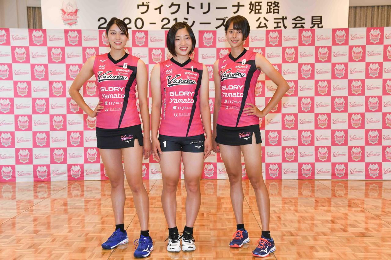 新ユニフォームをお披露目した3選手の写真