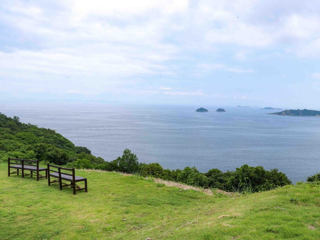 ベンチと瀬戸内海の写真