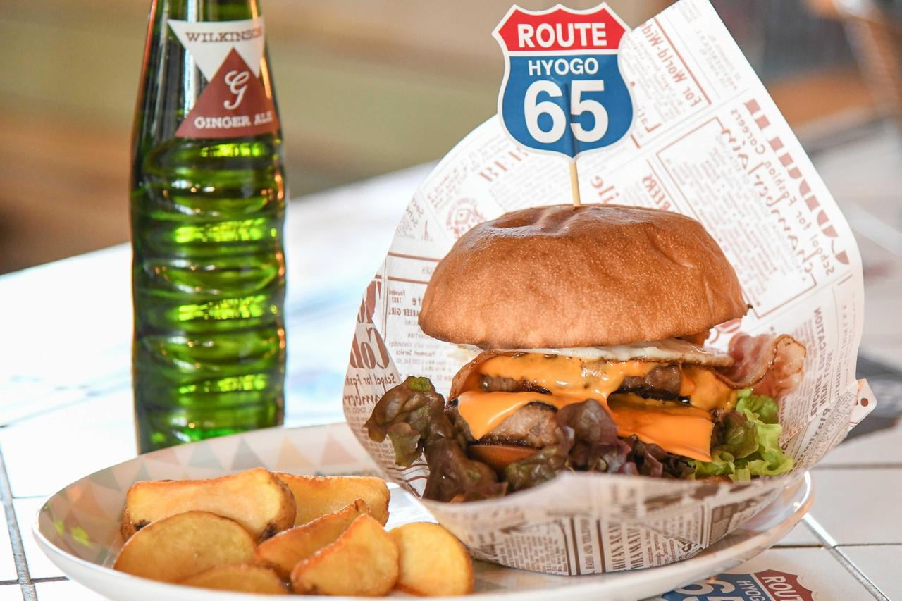 ROUTE65バーガーとジンジャーエールの写真