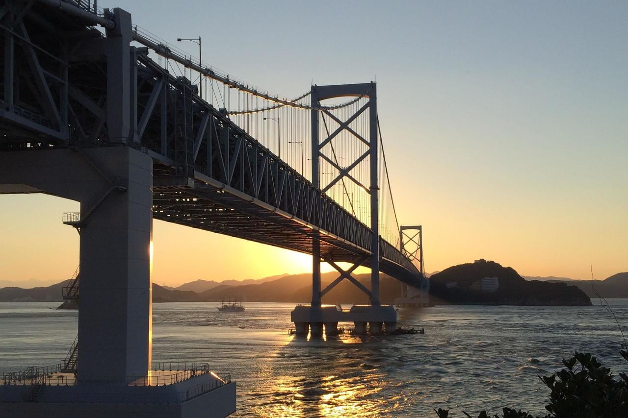 淡路島につながる明石海峡大橋の夕暮れ時の写真.jpg