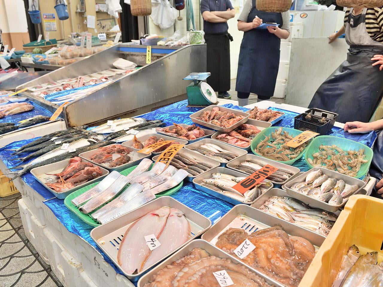魚の棚商店街に並ぶ海鮮の写真