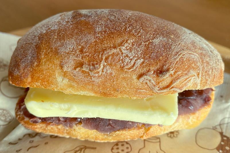 ビアンヴニュのあんバターパンの写真.jpg